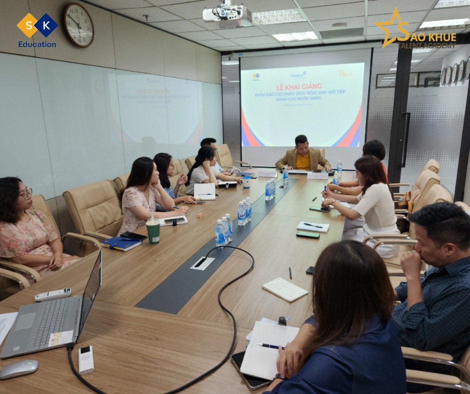 Coach Nguyễn Đăng Khuê trao đổi về khóa học cùng các học viên của VietinBank
