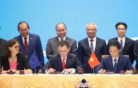 Báo song ngữ 56: Việt Nam - viên nam châm thu hút đầu tư nước ngoài